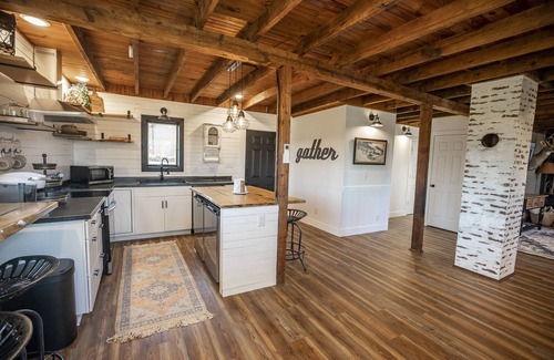 Lindsborg Cabin | The Guesthouse Getaway