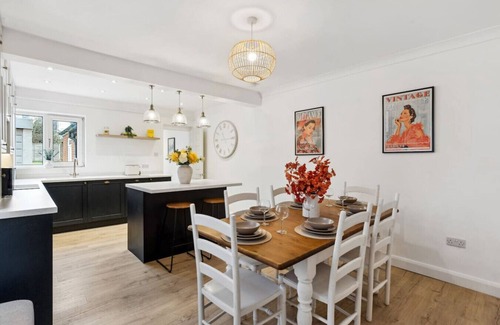 Guildford Apartment | The Guildford Manor | Free Parking | 6 Beds
