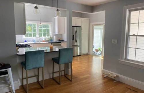 Hampton House | "The Hampton", Modern Coastal Charm. 3BR, 5-minute drive to the beach.