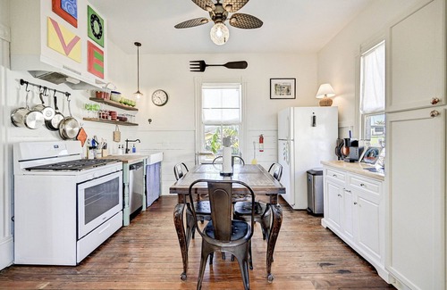 San Jacinto House | The Happy Hut - walk to the beach
