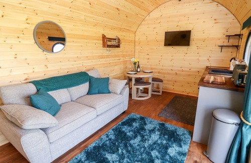 Chipping Norton Cottage | THE HAPPY VALLEY POD, romantic, with hot tub in Chipping Norton