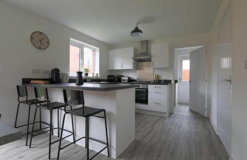 Old St Mellons House | The Haven – Modern 4-Bed Home with Garden