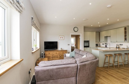 Calne Cottage | THE HAYLOFT, pet friendly, with a garden in Calne