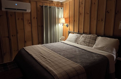 Glouster House | The Heart of Burr Oak close to the beach, surrounded by Wayne national Sleeps 6