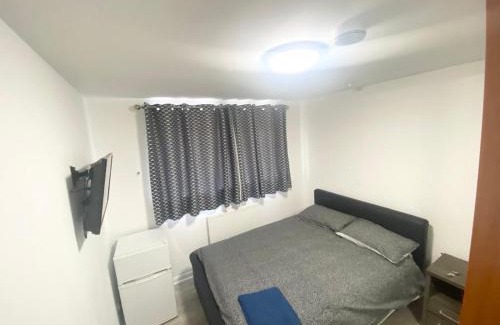 Harlington Cabin | THE HEATHROW LODGE LONDON Uk