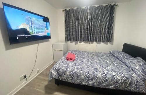 Harlington Cabin | THE HEATHROW LODGE LONDON Uk