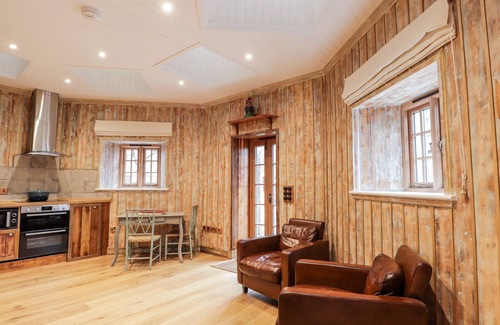 Scaniport Cottage | THE HEN HOUSE, pet friendly, luxury holiday cottage in Kiltarlity