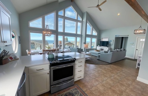 Kiwanda Shores House | The Hibiscus Haven - Panoramic Ocean Views, JUST 20 STEPS TO THE BEACH!