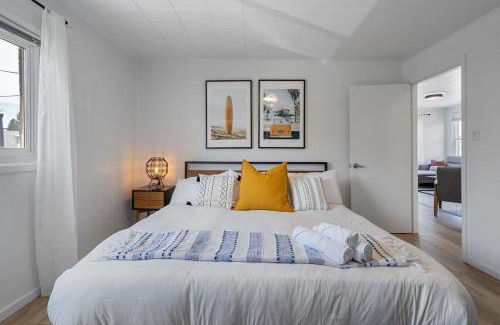 Sylvan Lake Apartment | The Hidden Loft I 5-min Walk 2 Beach I DT I 55 TV