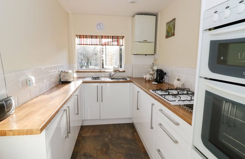 Eckington Cottage | THE HIDEAWAY, romantic, with a garden in Eckington