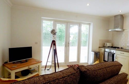 Verwood Cottage | THE HIDEAWAY, romantic, with a garden in Verwood