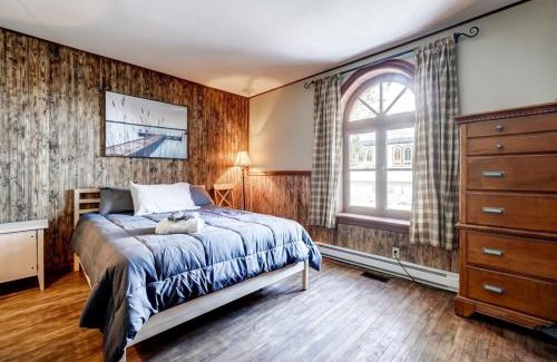 Lac-des-Plages House | The Historic Post Office Le Bureau de Poste