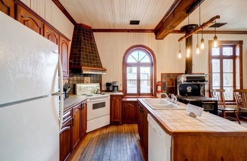 Lac-des-Plages House | The Historic Post Office, Le Bureau de Poste