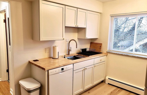 Westwood Apartment | The Hive 🐝 Pet Friendly, 1Bed/1Bath Apartment Unit for Long Term Stays