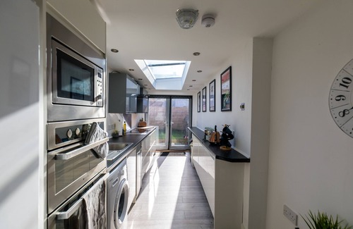 Plasnewydd House | The Hollywood Beautiful 3 Bedroom House