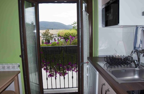 Acedo Apartment | THE HOUSE OF THE REBOUND. Study Matacan: Dorm. 135cm double bed, bathroom and kitchen-living room