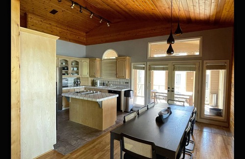 Arley House | The Houston House! Gorgeous Lake front cabin, w/two level dock and grill house