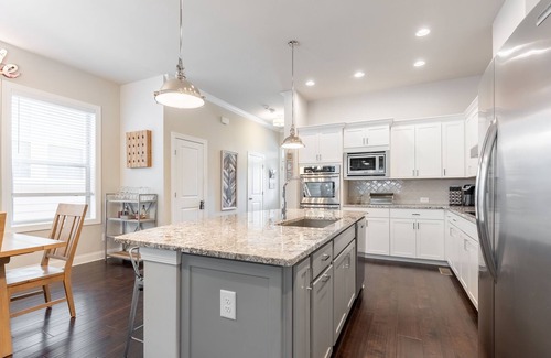 Inglewood Apartment | The Inglewood - Cozy Convenience