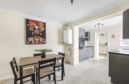 Ipswich House | The Ipswich Snug Spacious 3BR Retreat FREE Parking