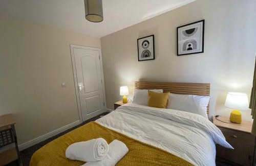 Peterborough House | The Iris house is close to city centre and is ideal for tourists, visiting family members or work related activities including contractors