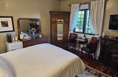 Grandview-Woodland House | The Ivy On Parker Guest House