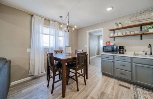 St. James House | The James Stay on Historic Route 66, minutes away from Wineries & Restaurants