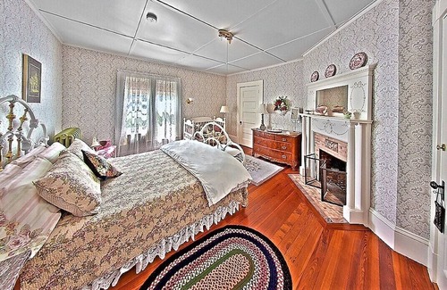 Belfast Bed & Breakfast | The Jeweled Turret Inn
