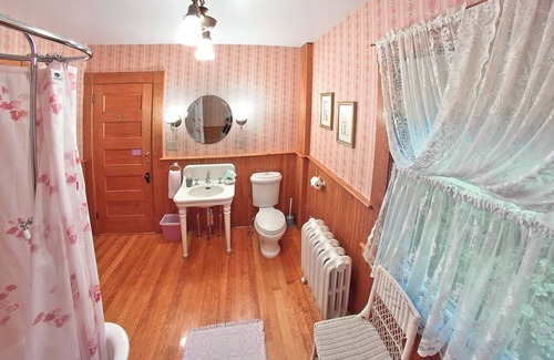 Belfast Bed & Breakfast | The Jeweled Turret Inn