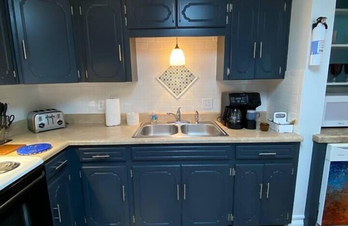 Jacksonville House | THE Ladiga Comfy home, King Bed & EV Charger.