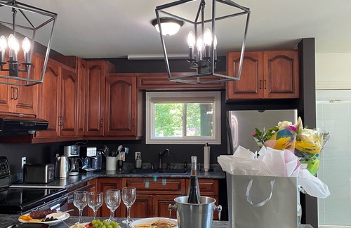 Utterson Cottage | The Lakeshore Oasis - Beautiful All Season Muskoka Cottage with Sunset View