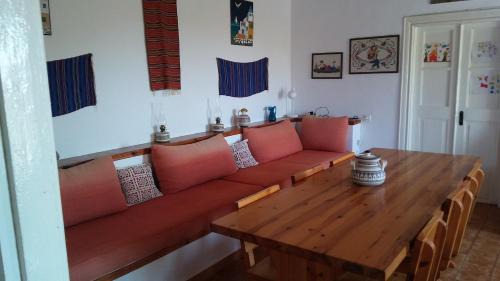 Kithira Apartment | The large bougainvillea house