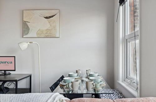 Lea Bridge Apartment | The Leyton Cottage Flat