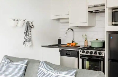 Virginia Highland Apartment | ~The Lillian~ Downtown Rooftop Skyline Cozy