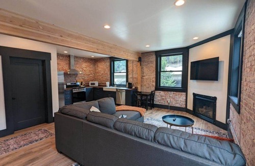 Wallace Apartment | The Linden Lofts at Albertini’s- Downtown Luxury Lofts #3