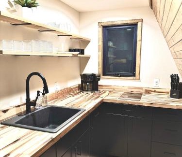 Ironton House | The Linkin, a cozy mountain cabin with King Bed