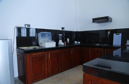 Sri Jayawardenepura Kotte Villa | The villa has 6 bedrooms, 1 bathroom, a flat-screen Tv with satellite channels,