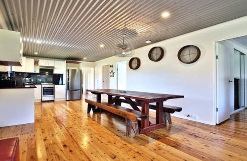 Currarong House | The Lobster Pot – 550m to Warrain Beach