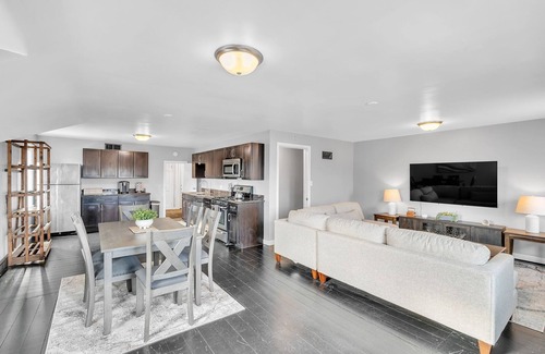 Middlebury House | The Loft 3BR Apartment with Scenic Deck