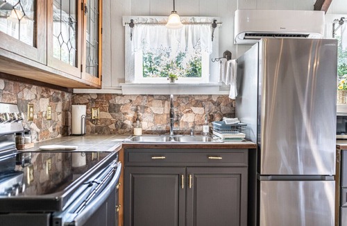 Pinebluff Cottage | The Loft and Mane Cottage - Romantic Getaway