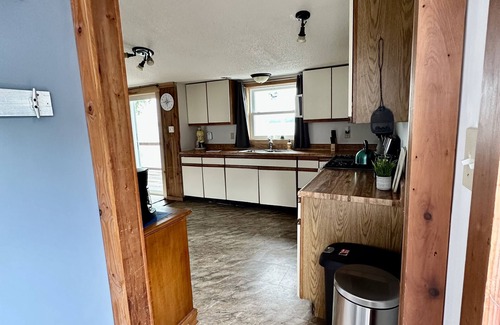 Hudson House | THE LOFT, Beautiful Deck Views, Steps from the Lake, Nights Around the Fire Pit