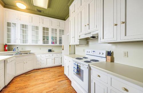 Hondo Apartment | The Loft - Historic Dtwn Hondo Apt with Balcony
