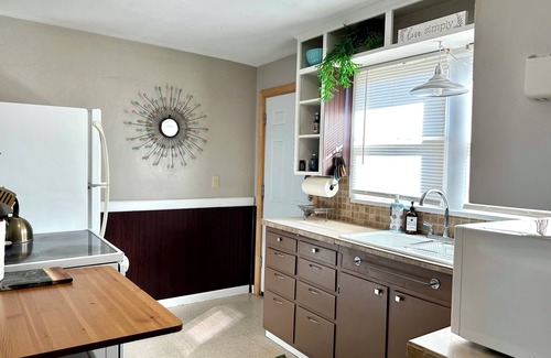 Burley Apartment | “𝚃𝚑𝚎 𝙻𝚘𝚏𝚝“ in Burley. Quiet and Reliable Wifi. Suite #3