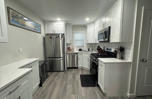 Long Beach Apartment | The Long Beach Gem is a Cozy 3-bedroom apt with a 5min walk to the beach