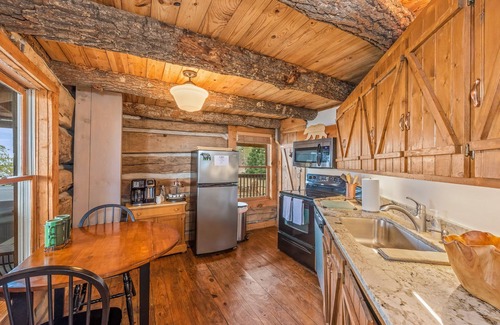 Mentone Cabin | The Lookout at Mentone-log cabin with hot tub & amazing views!