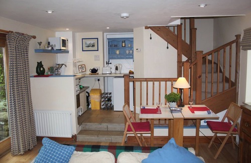 Isle of Purbeck Cottage | The Lookout - panoramic views; log fire; ONE-dog-friendly, NOT 2, local beaches.