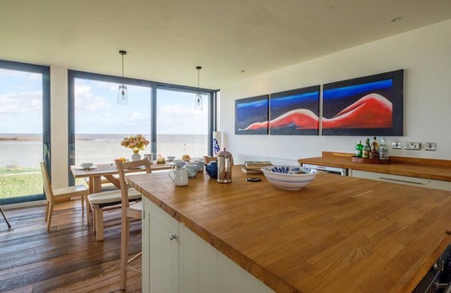 Felixstowe Cottage | The Lookout - sleeps 6 guests in 3 bedrooms