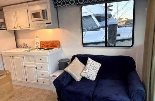 Manteo Boat Rental | The LOVE Boat !