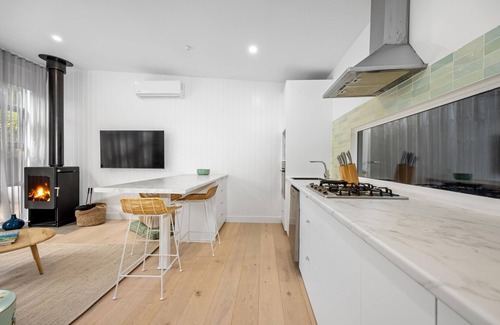 Blairgowrie House | The Love Shack, Blairgowrie - 1 NIGHT FREE!* - Romantic, private bungalow, walk to Blairgowrie village and beach