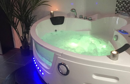 Lyon City Centre Apartment | The Love Spa apartment romantic relaxation with Jacuzzi, Sauna .