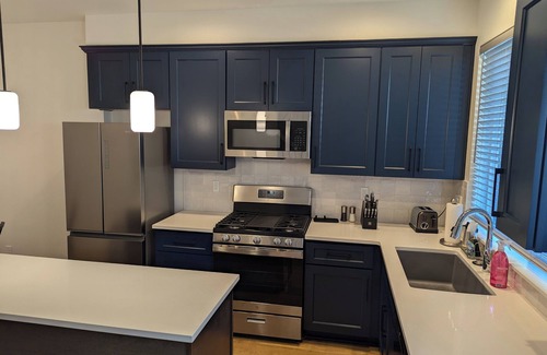 Johns Landing Condo | The LuLu Belle - Charming and Modern 2BR, 2.5B Condo John's Landing, Portland